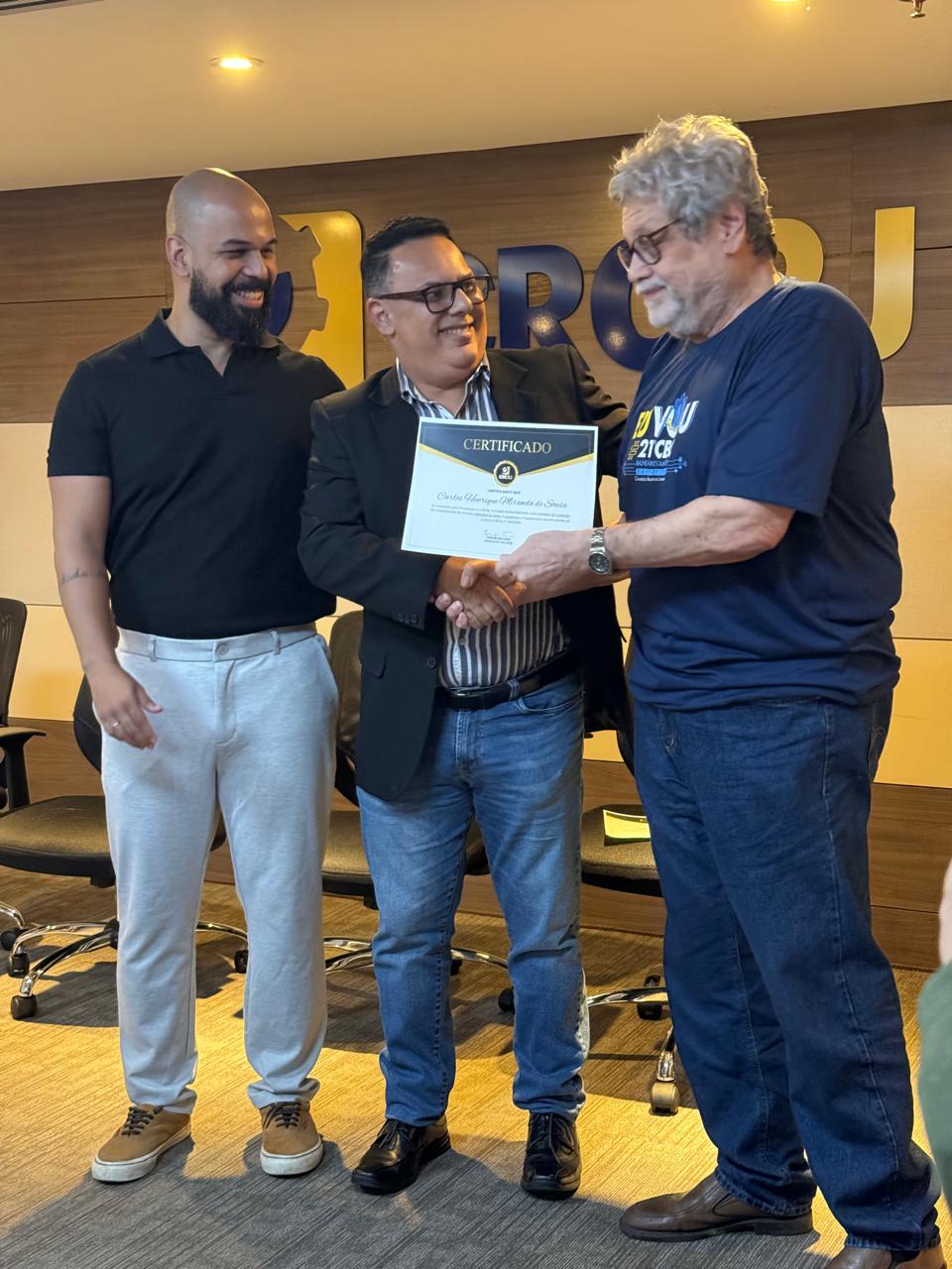 Carlos Henrique recebendo o certificado de contador do CRC (Conselho Regional de Contabilidade)